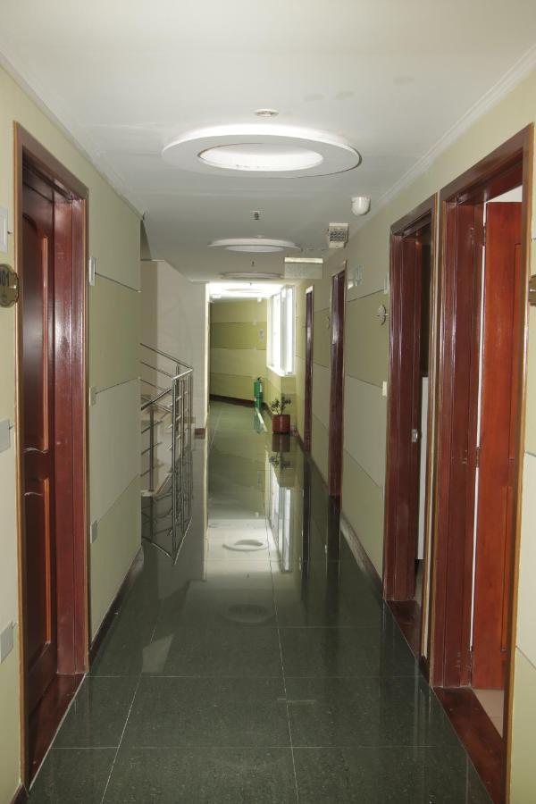 Hotel Dubai 马尼萨莱斯 外观 照片